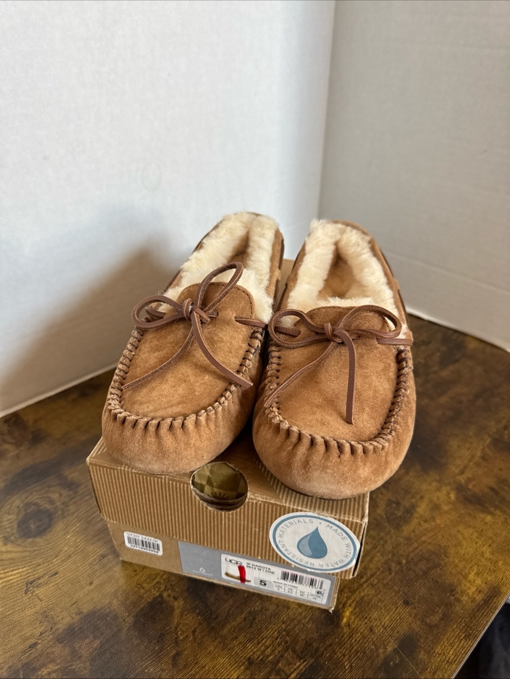 UGG Australia Women Dakota Moccasin Chestnut Slipper US Size 5